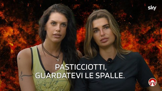 enzaa71's tweet photo. Siete il state grandi quanti  ho riso quando perculavi i PASTICCIOTTI#italiaargentina #donnalisi #fiorde https://t.co/mScaSRDpsl