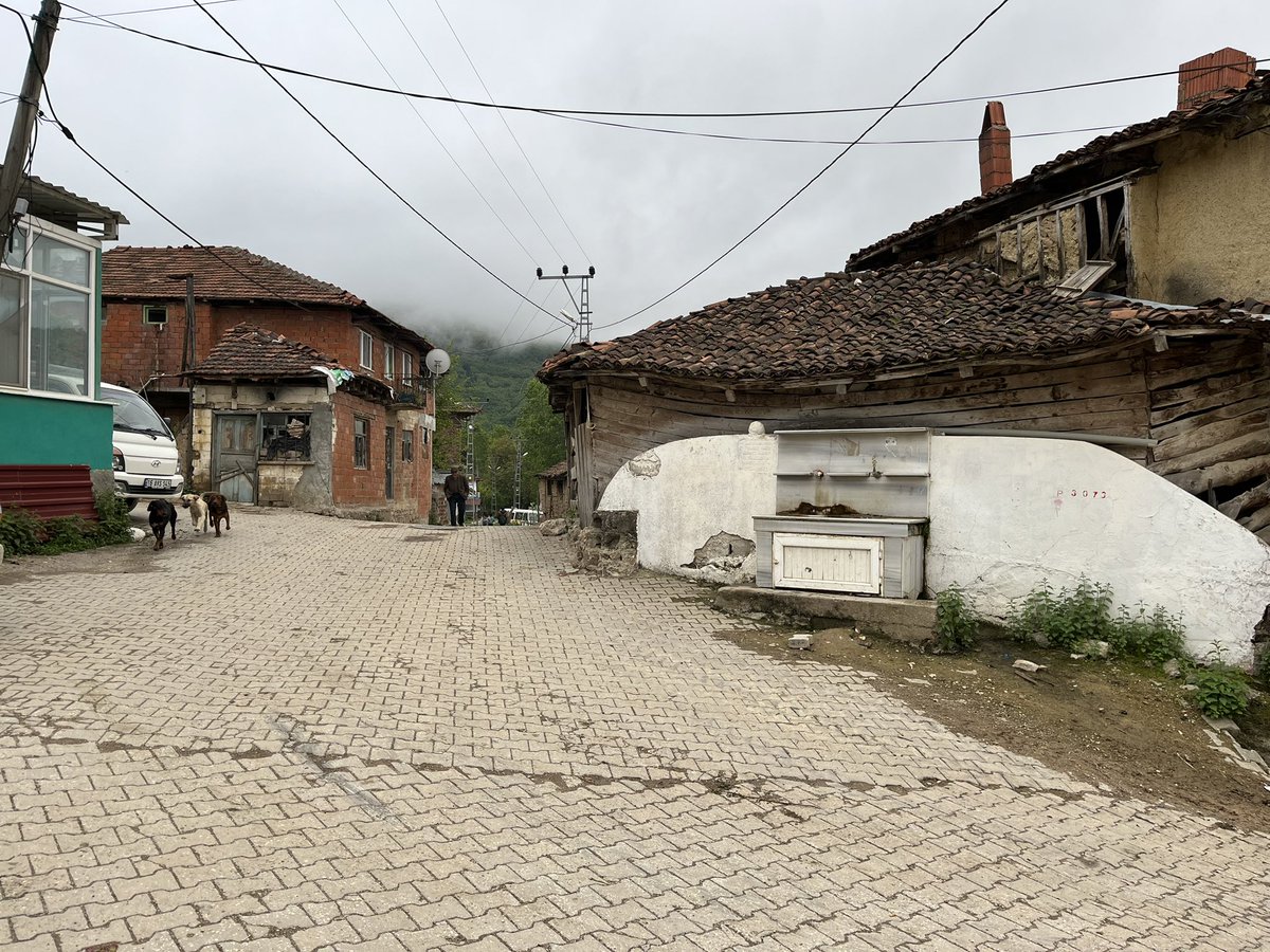 Sansarak Köyü’nde değişim,  İznik, Bursa.

Davacı Filmi (1986), 📸 Gülşah Film(Youtube)
&
2024.