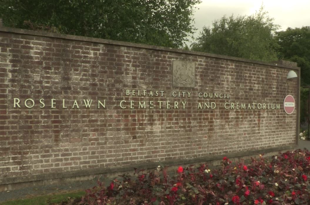 Police tell the Nolan show they are investigating an alleged paramilitary show of strength at Roselawn cemetery 🎧bbc.co.uk/programmes/p0h…