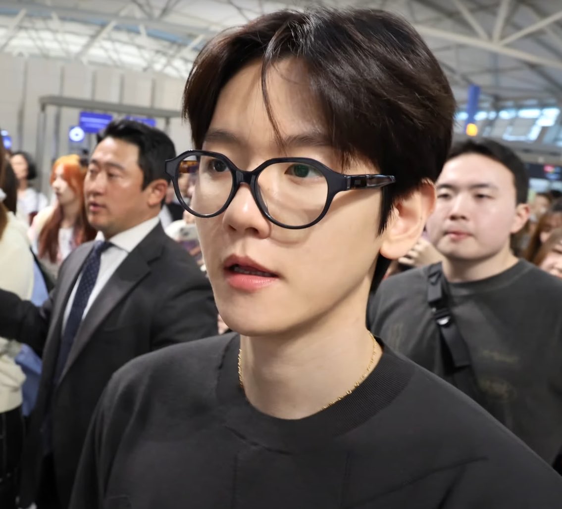 BAEKHYUN THE MOST HANDSOME MAN EVER I SWEAR