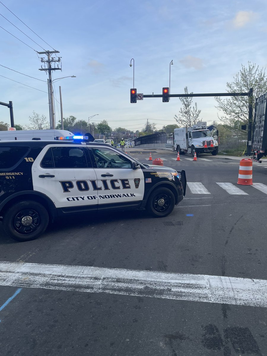 NorwalkCtPD's tweet image. Crews continue their work on the bridge as officers direct traffic throughout the city.  I95 remains closed in both directions and we are still experiencing heavy congestion in Norwalk.  Commercial vehicles should use I-84 as an alternate route through CT. 
(1/2)