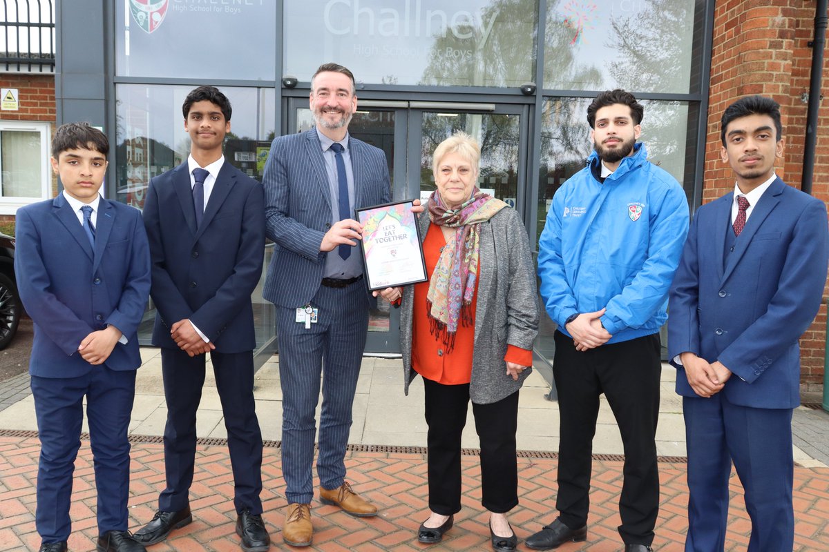 We are super grateful to Liz Stringer, Chair of @LutonFoodbank, for visiting us this week! It was an honour to receive a certificate for our students' dedication and support toward this years 'Let's Eat Together' initiative. 🌟 #CommunitySpirit #LetsEatTogether