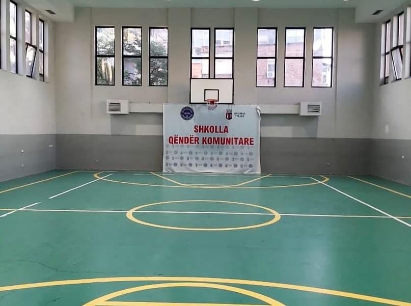 Pas mësimit, 4️⃣9️⃣ palestra janë në dispozicion të komunitetit falë projektit “Shkolla Qendër Komunitare” 🏀⚽️🏐, ku mund të frekuentohen nga të gjithë banorët përreth! 👧🏻👦🏼👵🏻👴🏻