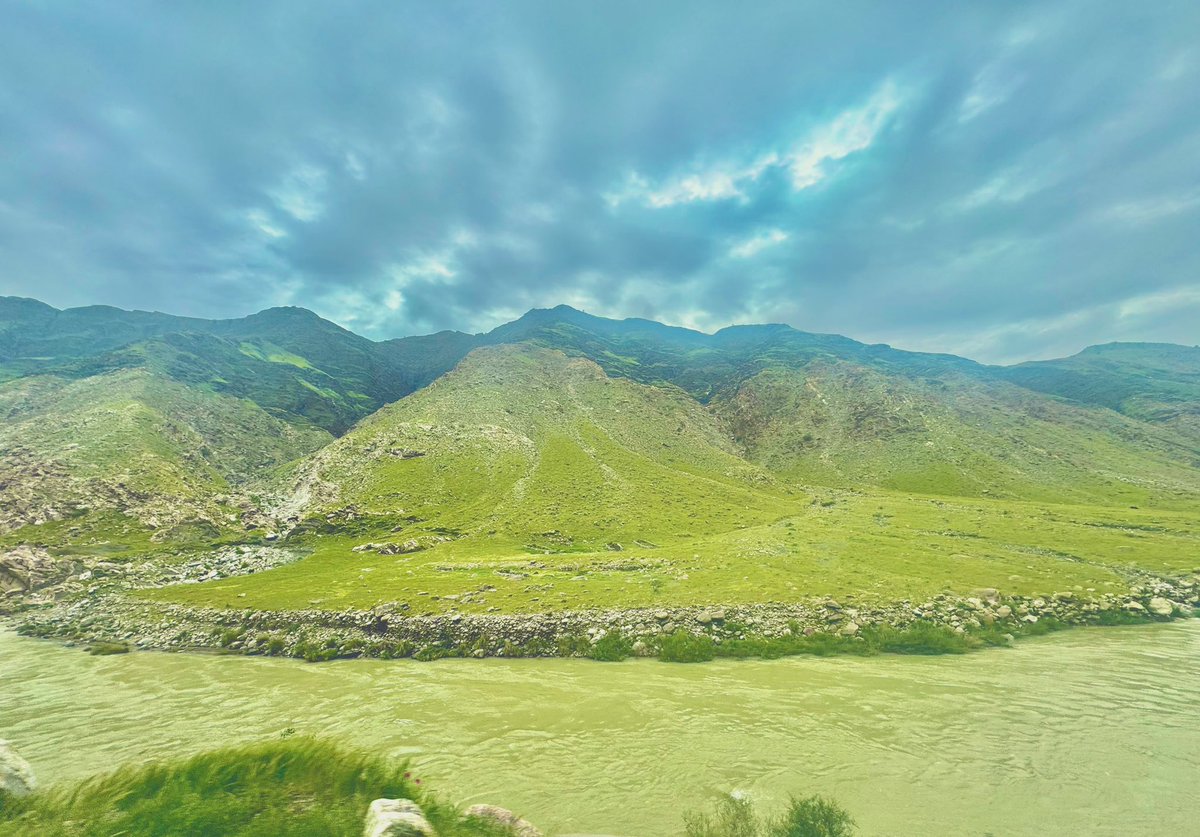 WRahimdil's tweet image. #Unprecedented   
The continued spring rains have caused these mountains to burst with life.

I’ve been a frequent traveller between #Kabul &amp;amp; #Jalalabad all my adult life. I’ve never seen these mountains this green. They are normally as burnt/dry as a it gets.

Credit: iPhone &amp;amp; I