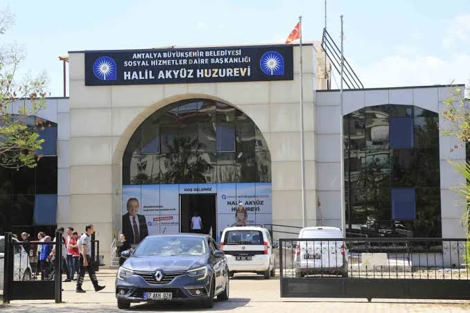 Antalya Büyükşehir Belediyesi Halil Akyüz Huzurevi’nde dün gece vahşet yaşanmış. Bir kişi 3 kişiyi bıçaklamış, 2 kişinin ölümüne sebep olmuş diğer kişi ağır yaralı. Yazık…