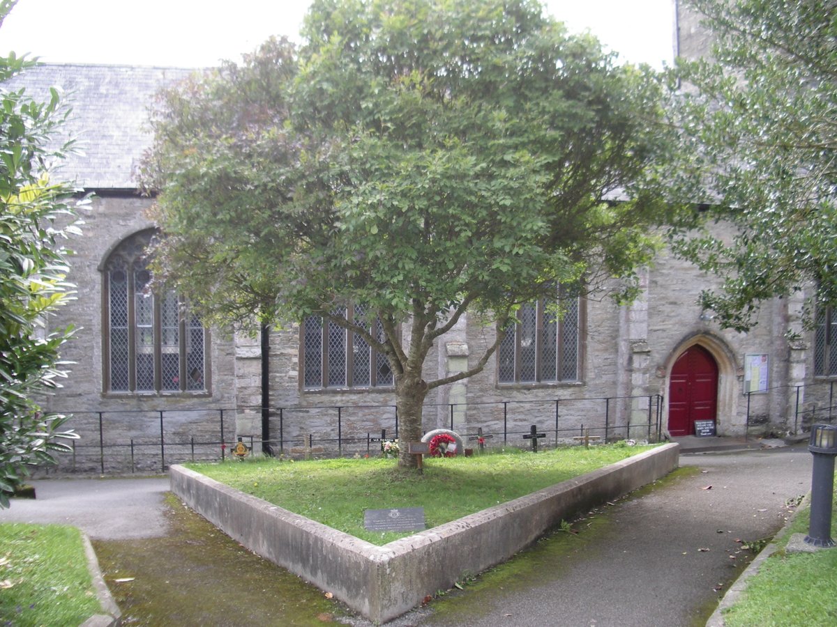 Today's type of #warmemorial is a war #memorial garden. Designed to be used by their community, memorial gardens are a living, functional, war memorials that can be found across the UK.
Pictured is the Garden of Remembrance in Padstow, #cornwall.
warmemorialsonline.org.uk/memorial/253972