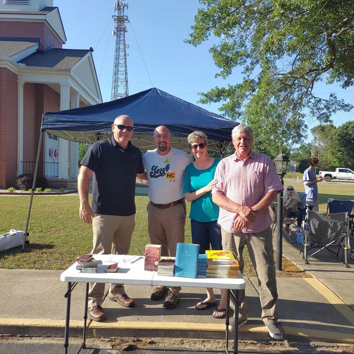 We're so encouraged by how N.C. Baptist churches participated in the #NationalDayofPrayer yesterday! Clyde's Chapel Baptist Church of Wendell hosted a drive-through prayer event throughout the day in their parking lot for those in the community. #ServeNC #OnMissionTogether 🙏