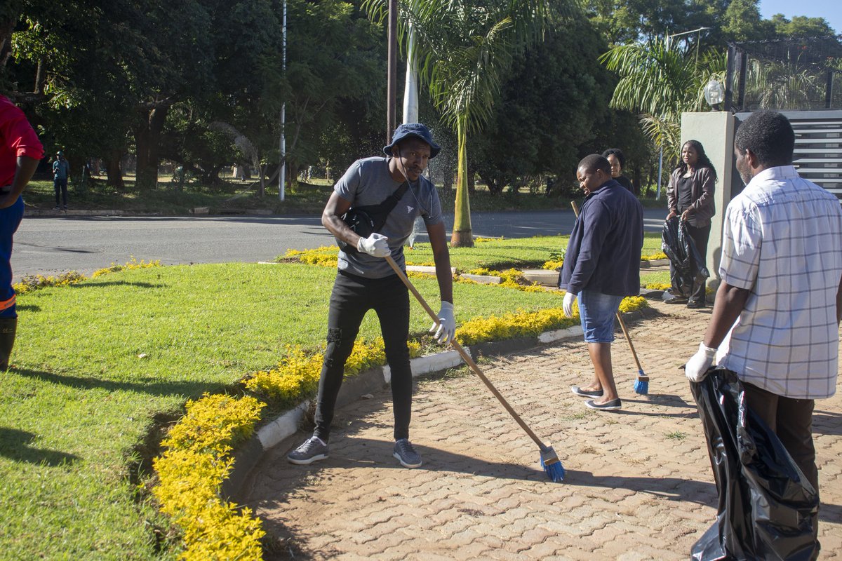 @JSCZim staff members take part in the Clean up Campaign today. #NationalCleanUpDay @EMAeep @lawsocietyofzim @NPA_Prosecutes @MoJLPA