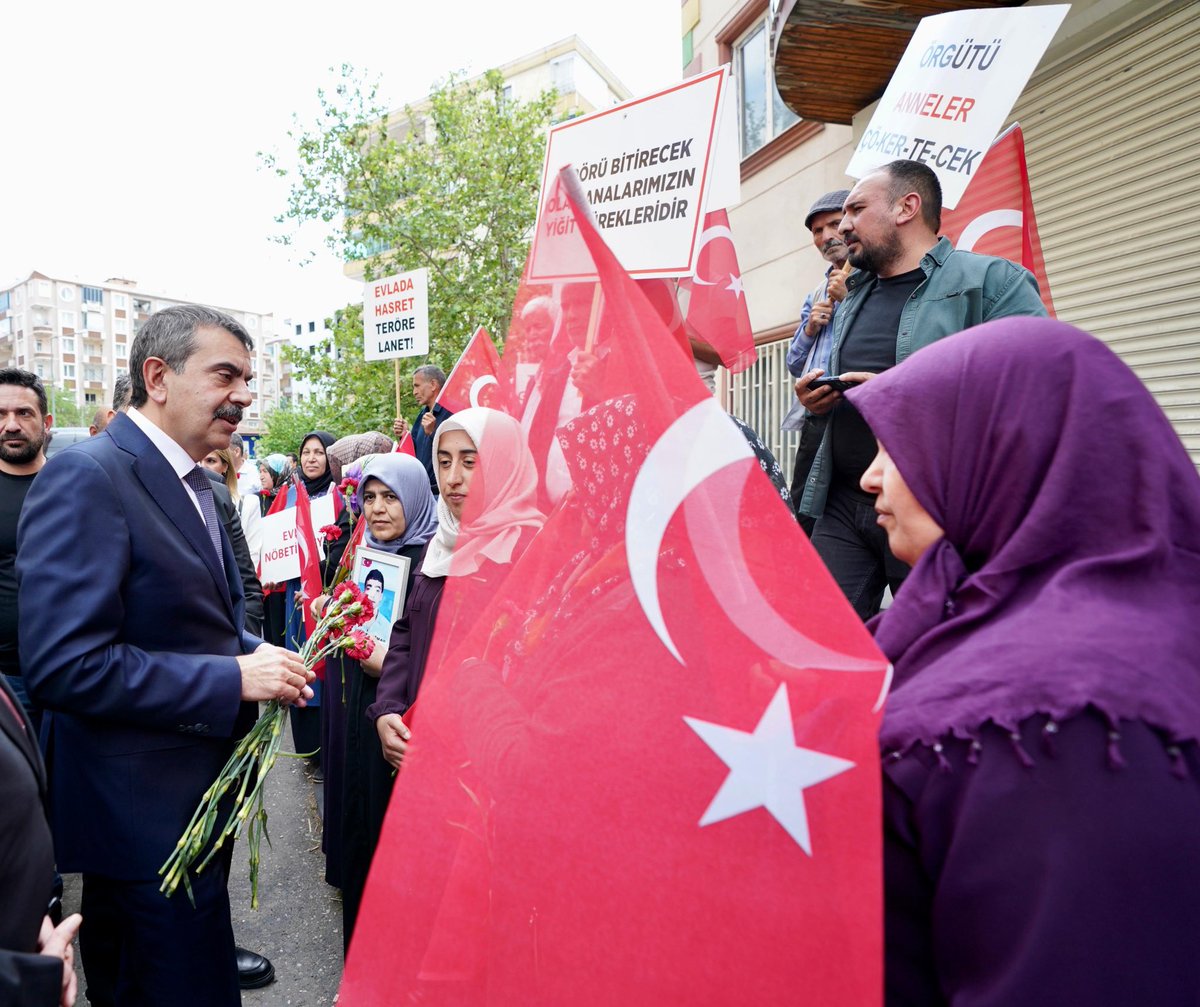 📌Diyarbakır Anneleri Ziyareti Diyarbakır anneleriyle birlikteyiz. Evlatlarına kavuşmayı hasretle bekleyen annelerimize yanlarında olduğumuzu ve verdikleri haklı mücadeleye dair desteklerimizi ilettik. Dicle’nin kıyısında anaların gözlerinin yaşlı kalmamasını, ailelerimizin…