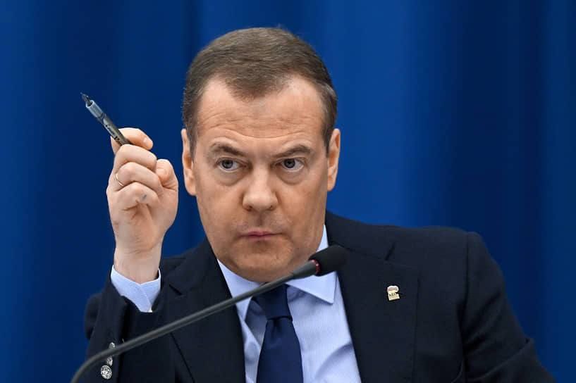 🇷🇺 Dmitri Medvedev sur la conférence de 'paix' - Attention, ça pique 😉 (03 Mai 2024).
Quel est l’avantage pour la Russie de la 'conférence de paix' en suisse ?
Le bénéfice est triple.
Premièrement, ce sera une autre preuve de l’effondrement du soi-disant plan de paix de l’idiot…