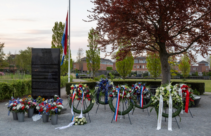 Op 4 mei herdenken we in Leidschendam-Voorburg de slachtoffers van de Tweede Wereldoorlog en allen die daarna in oorlogssituaties en bij vredesoperaties omkwamen. In Leidschendam-Voorburg zijn er 3 monumenten waar herdacht wordt en kransen worden gelegd. bit.ly/3WqEsjT