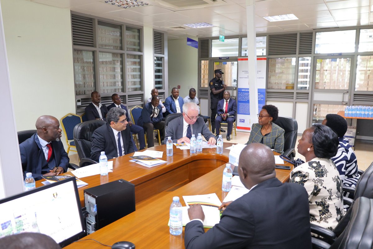 It's an honour to welcome @GlobalFund Executive Director, Mr. Peter Sands to #Uganda to assess the significant impact of Global Fund's contribution to the Health Sector. Yesterday, we visited @cphluganda where he was given an overview of our laboratory services in the country.