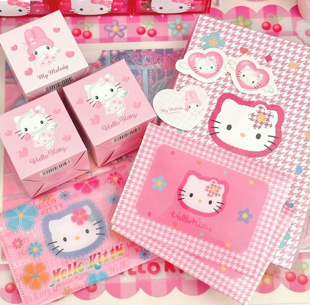 平成ポップなエモいデザインにｷｭﾝ🥺🩷

❤フェイクブック収納
　→390円(税込429円)

❤BOX入りハートキャンディ
❤フラットケース入りチョコ
　→390円(税込421円)

好評販売中です🛒
※在庫状況は各店舗によって異なります。

photo by：CHISA⸌⍤⃝⸍さん
ステキな投稿ありがとうございます🎀