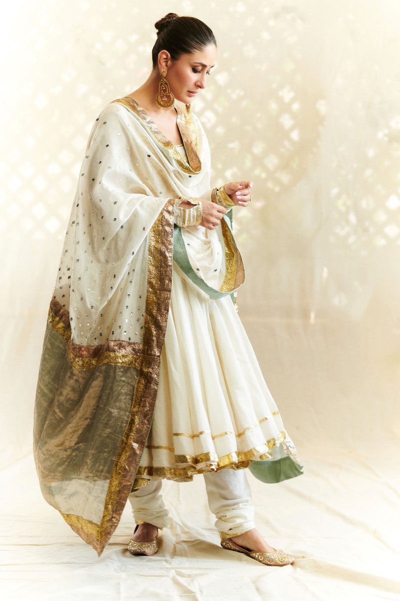 Kareena Kapoor Khan wearing jutti's from Fizzy Goblet. Instagram: @fizzygoblet fizzygoblet.com/products/a-gla… #KareenaKapoor