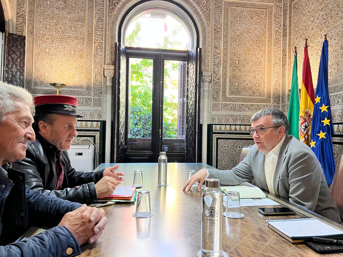 El subdelegado, @montimar66, mantiene un encuentro con representantes de la Asociación Amigos del Ferrocarril Comarca de #Baza y la Plataforma Comarca de #Guadix por el Tren, en el que han puesto en común la defensa de la línea Guadix-Baza-Lorca.