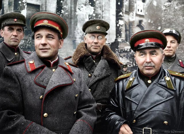 Reichstag'ın üzerine Kızıl bayrağımızı,Zafer sancağımızı çeken ve faşizmi yenen 3.Şok Ordusunun komutanları soldan sağa:
Andrey Ivanovich Litvinov,Vasily Ivanovich Kuznetsov, ve Tümgeneral Mikhail Fomich Bukshtynovich.
