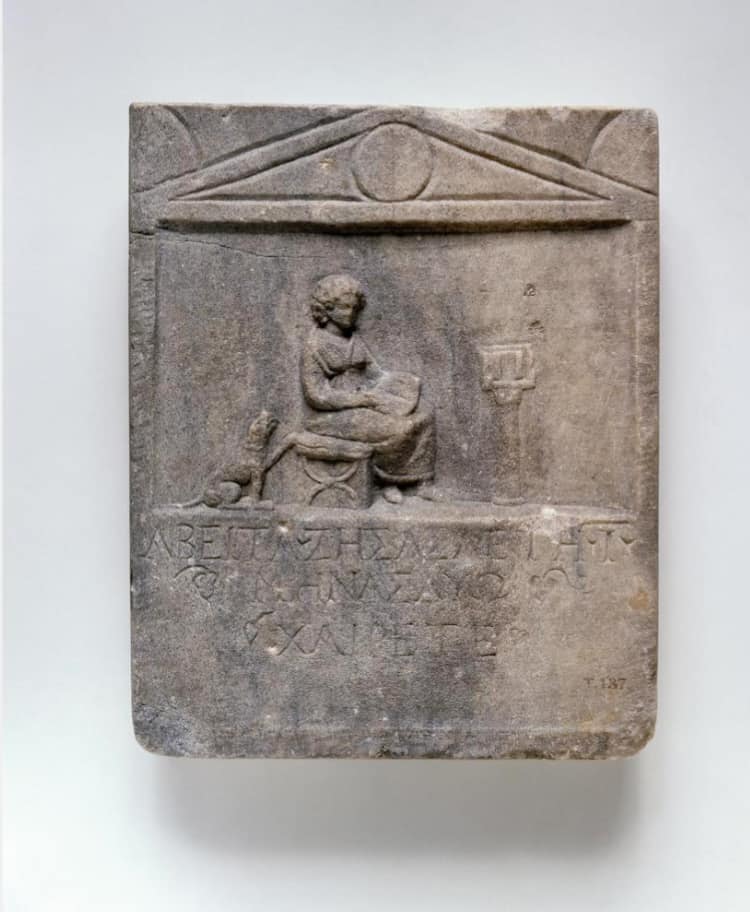 Avita, la niña lectora griega que murió a los diez anos y dos meses. Sus padres quisieron retratarla en su tumba leyendo.