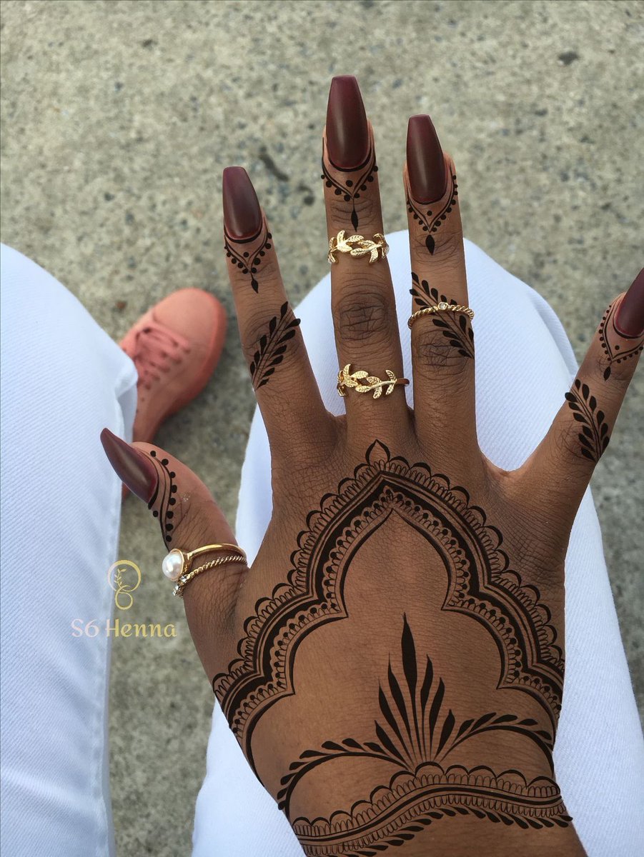 I am that professional henna artist you’ve been looking for 🥹🥹 For that your birthday ,henna party , company event , bridal henna ,boudoir Check my page for more amazing designs and boookkkkkk me pleeeseeeee😭