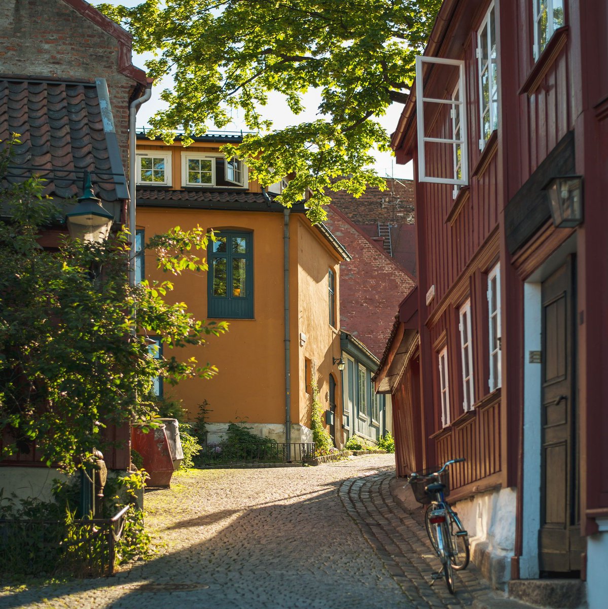 #Norway, #Sweden & #Denmark make up the region of #Scandinavia 🇳🇴🇸🇪🇩🇰 These Northern European neighbours have a lot in common, starting with very photogenic capital cities 👇 #TravelDreams #FridayFun #FunFact

📍 Copenhagen
📍 Stockholm
📍 Oslo