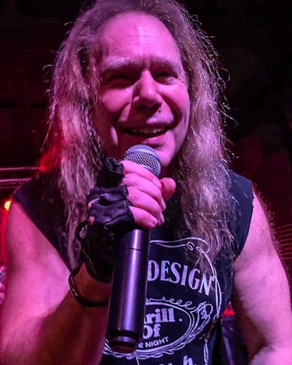 💥Happy friday rawkers💥⁣ Keep smiling, keep on rocking 🤘😀⁣ Grand Design singer Pelle Saether ⁣ in happy action!! #happyfriday #smile #rockband #melodicrock #sweden #hellyeah @SusansMusicPage @Rockdecades @RockTheseTweets @fika_kakaochte