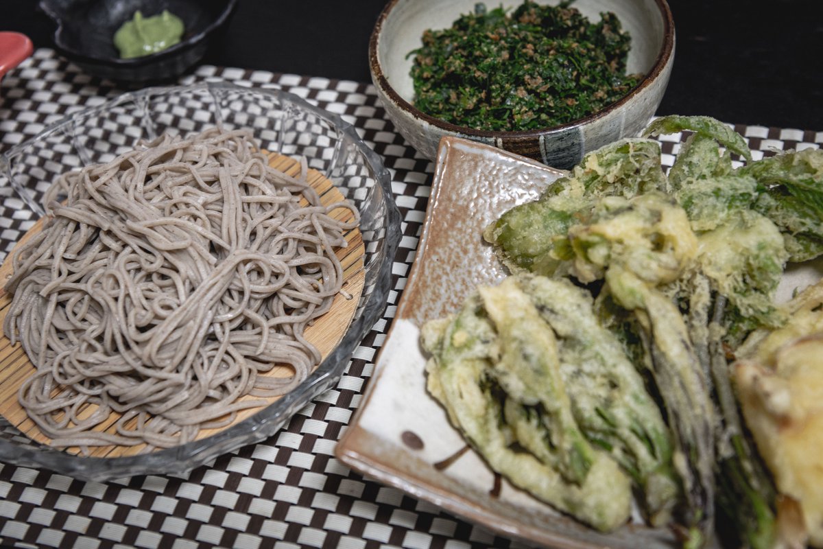 よっるめっし🍚はそ～ば～　 山菜の残りものは天ぷらに おこぎは焼味噌に鰹節をまぜてたたきにしました