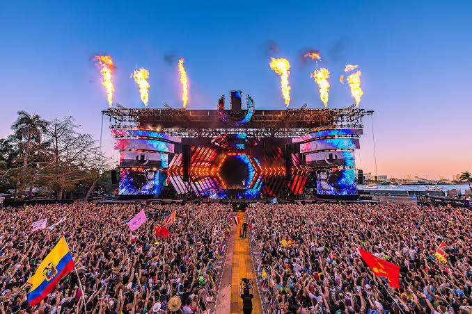 19. Ultra Music Festival - USA 

Ultra Music Festival in Miami is an electronic music paradise. DJs, light shows, and beats create an electrifying atmosphere.