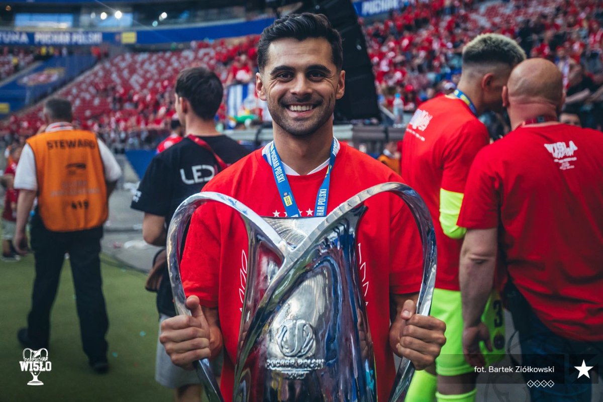 AngelBaenaPerez's tweet photo. Dreams come true✨😎
@WislaKrakowSA 🔵⚪️🔴🏆 https://t.co/FoFhUI8MnF