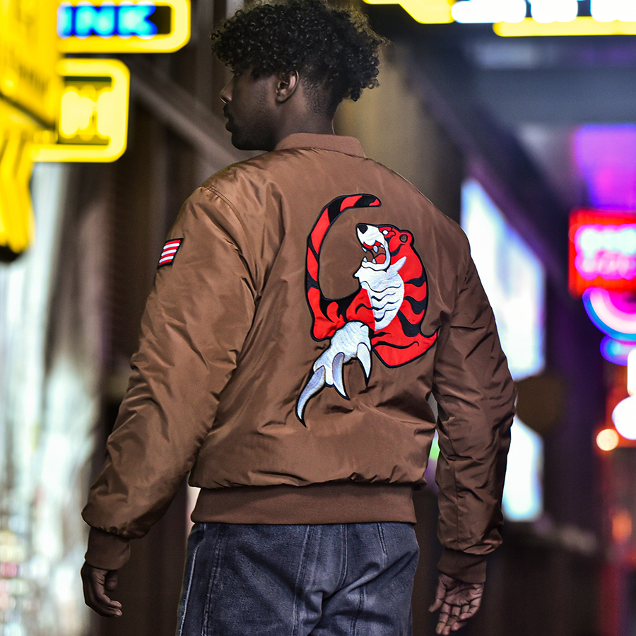 🚨 Calling all Shenmue fans!! 🚨 @InsertCoinTees have just released their brand-new Shenmue collection, including this incredible jacket and pin! Get them while you can at insertcoinclothing.com/shenmue/