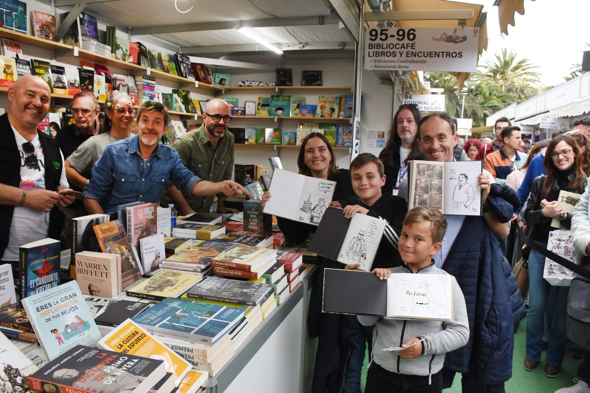Gracias a todos los que estos días me habéis acompañado en la Feria del libro de Valencia <a href="/firallibrevlc/">Fira del Llibre de València</a> Y gracias al gremio de libreros por el premio. Foto: <a href="/flacogp/">José García Poveda</a>