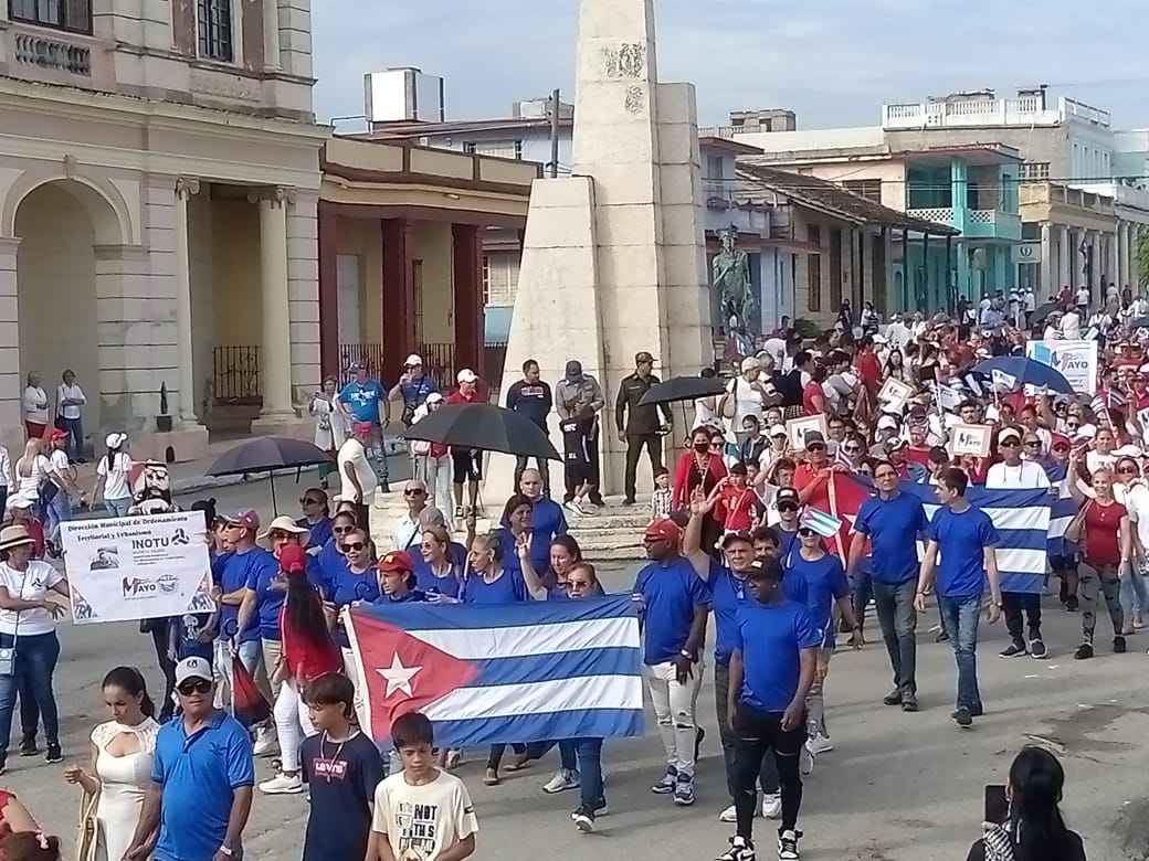 Demostración de Unidad y respaldo a la Revolución del pueblo de #PuertoPadre este Primero de Mayo. #PorCubaJuntosCreamos @DrRobertoMOjeda @DiazCanelB