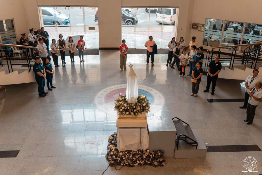 Viva La Virgen! 🙏🏼 IN PHOTOS: A send-off was given to the National Pilgrim Image of Our Lady of Fatima, which was led by Vice Mayor Lorie Natividad-Borja at the Valenzuela City Hall today, May 3, 2024.