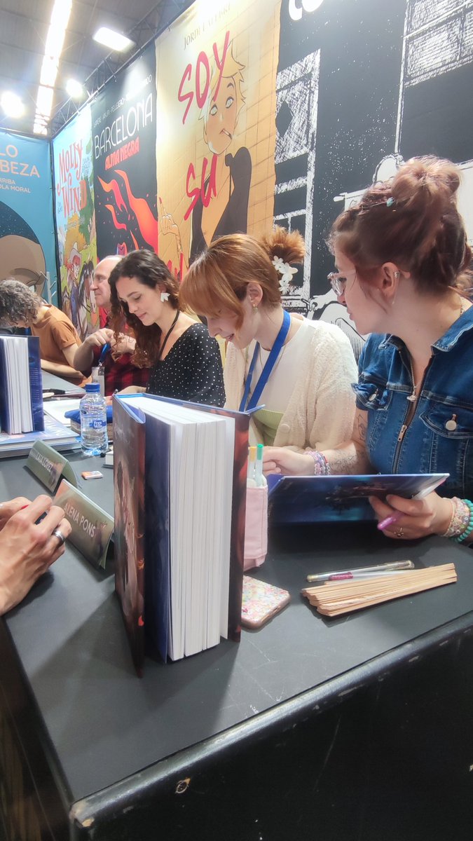 Firmas en nuestro stand de @itslopezz, @AlenaPons y Sandra Cardona en el @COMIC_bcn .