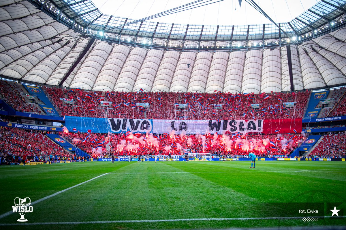 jarokrolewski's tweet photo. Kibice 🔝🔥⚽️ @WislaKrakowSA 🔵⚪️🔴 https://t.co/3jwc3A6pxD