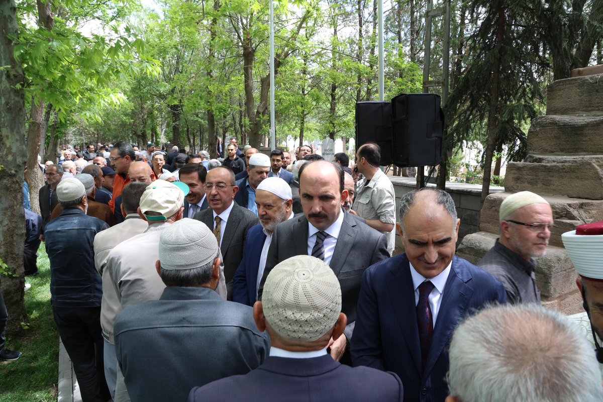 Cuma namazı sonrası Musalla Mezarlığı Namazgah’ta yağmur duası için hemşehrilerimizle bir araya geldik. Yağmur bereketine çok ihtiyacımız var, Allah dualarımızı kabul etsin. Tüm hemşehrilerimizden de dua bekliyorum.