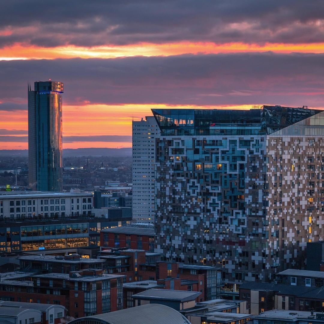 🌆 If you had #Birmingham city centre to yourself for 24 hours, what would you do?

📸 IG: phanline_visual

#BizHour #Brum
