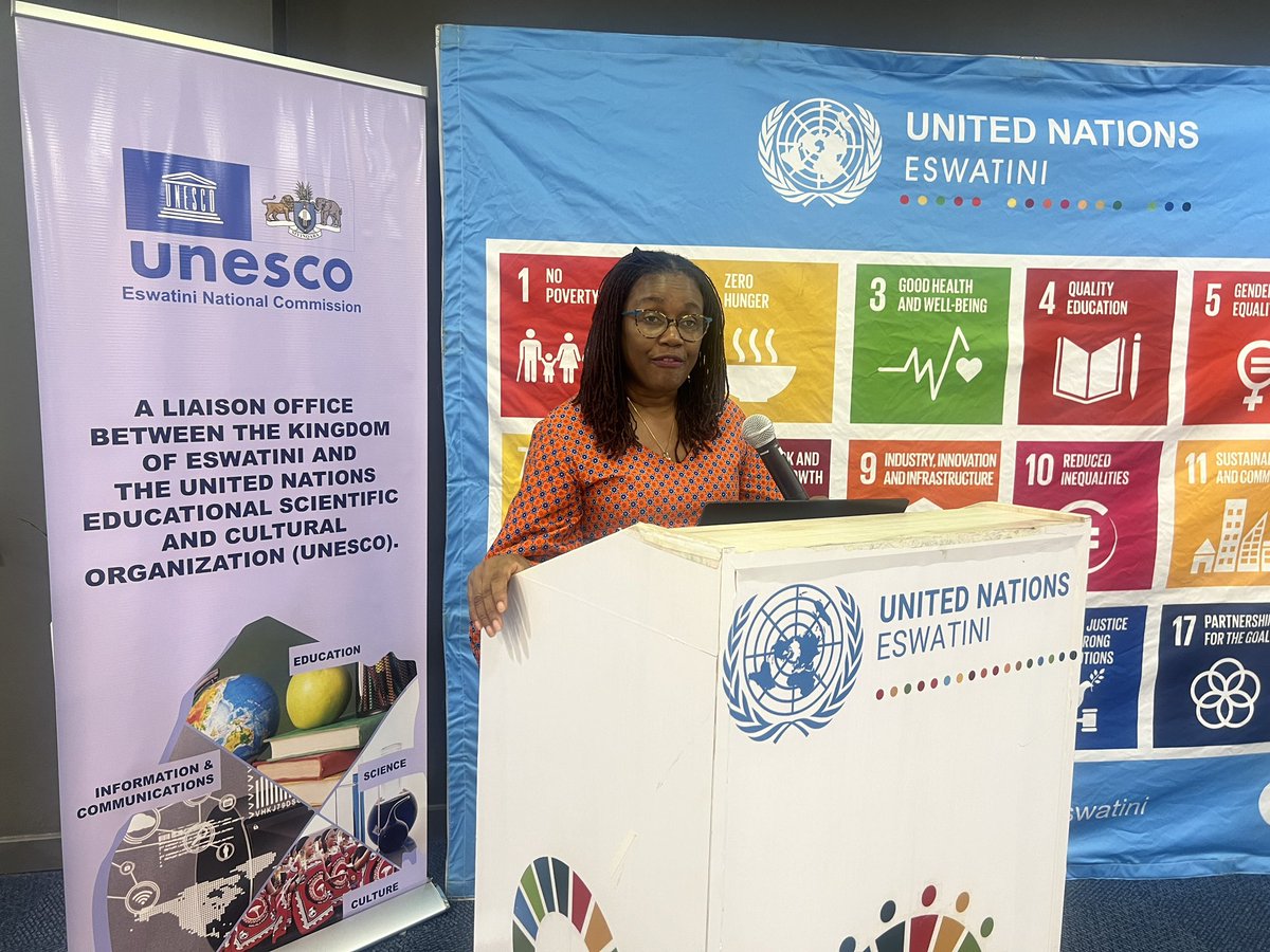 📣 Nessie Golakai, @UNDPEswatini Dep Res Representative, passionately shares her insights at today's journalists' workshop. She's highlighting the critical role of journalism in addressing the climate crisis. Let's amplify our voices for change! 🌍 #WorldPressFreedomDay2024
