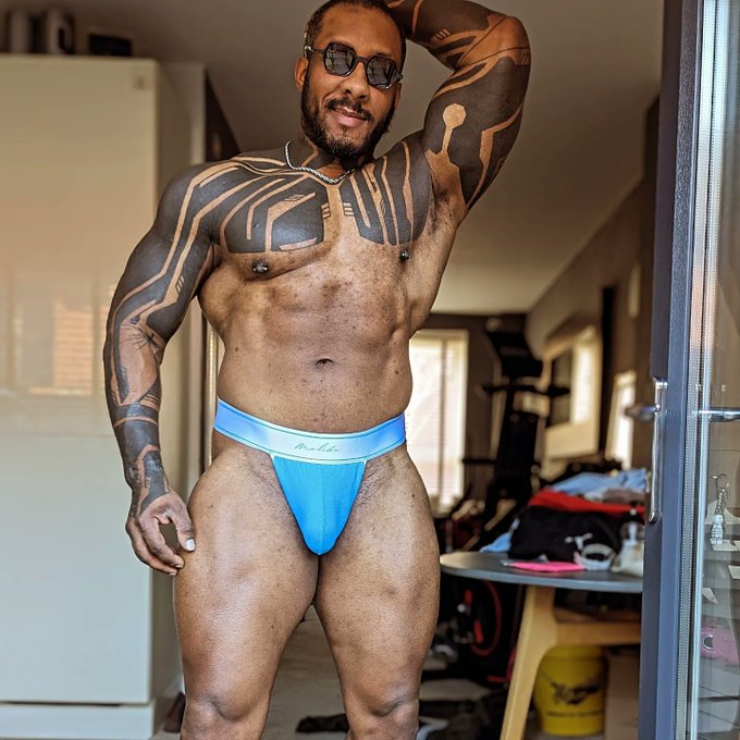 1 pic. It's Friday suns out muscle and thong oit https://t.co/fKrDt2XO6n