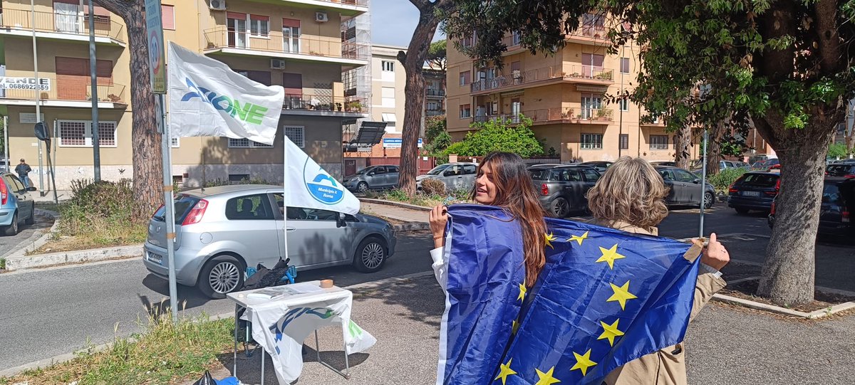 Diluvia in tutta #Italia? A #Ostia su @10azione splende sempre il sole... @SiamoEuropei