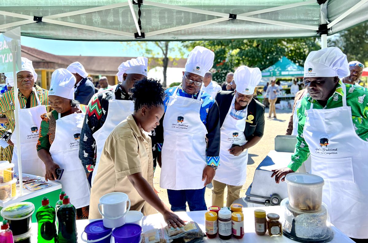 Today is day 2 of the Amai’s Provincial Cookout in  Masvingo Province where the contestants from the community contend for the Masvingo Prize Winner title. Preparations began before the crack of dawn as cooks prepared for the challenge.