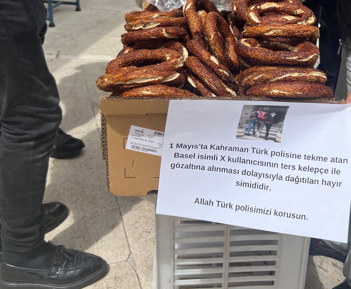 Ankara'da bir kişi, 1 Mayıs gösterilerinde polise tekme atan 'Basel' isimli X kullanıcısının gözaltına alınmasından dolayı simit dağıttı.