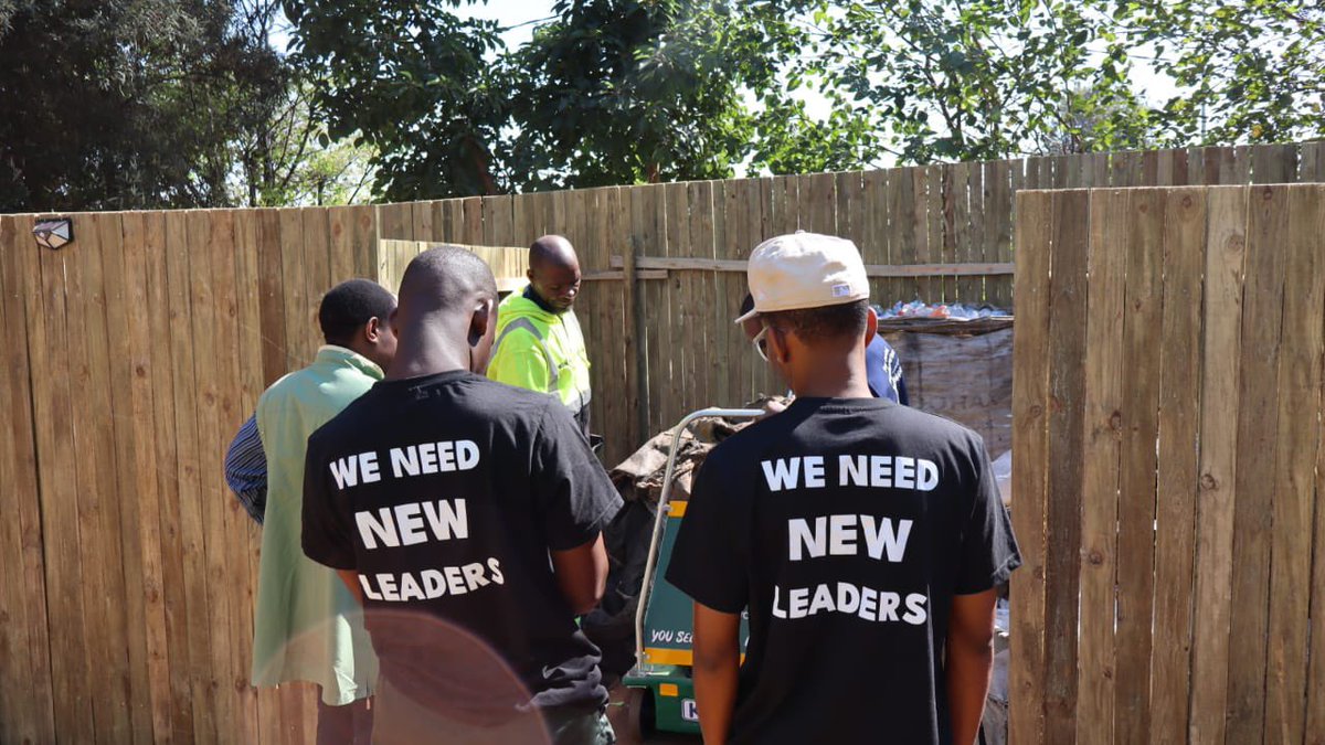 Rise Mzansi NLC Member Faeeza Lok was joined by Youth and Students Chapters Convener Lawrence Manaka at Parktown in engaging the recyclers. 

We need new leaders who will recognize industries that are neglected by the current government.

#VoteRISEMzansi #WeNeedNewLeaders