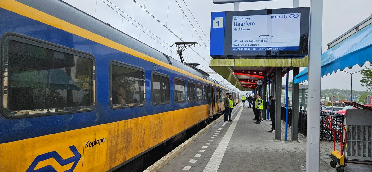 De stationsrestauratie in Enkhuizen kreeg het flink druk. De appeltaart raakte uitverkocht. Verderop bij de friettent en de visboer hetzelfde beeld. Om 12.28 terug met stop in Hoogkarspel, daarna non-stop naar Heerhugowaard. Tüterend reden we Hoorn voorbij.