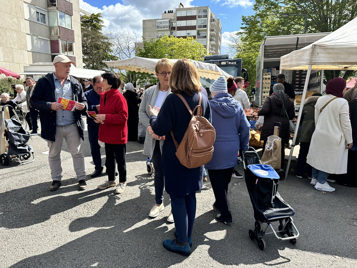 Beaucoup d'enthousiasme sur le marché de Villejean à #Rennes autour du projet porté par R. #Glucksmann. Nous voulons une #Europe solidaire, qui nous ressemble. Une Europe de l'égalité, qui nous rassemble. Une Europe durable, désirable. Le 9 juin : unis pour #ReveillerLEurope !