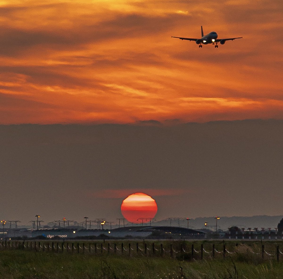 Journée mondiale du #Soleil 🌞 Du lever au coucher, le bel astre nous offre souvent de bien jolies couleurs à Paris-#Orly et Paris-#CDG 🌇