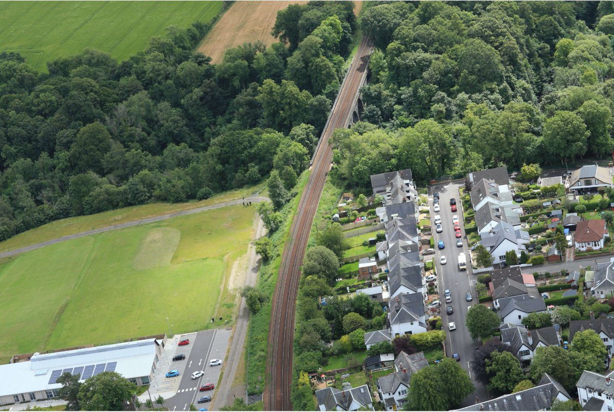 ⚡️ Soon, we'll install overhead wire masts on Busby viaduct in Clarkston, as we electrify the East Kilbride line. Use Overlee Park? You'll spot abseilers working overhead. Built in 1866, it'll soon carry faster, greener electric trains. 😍 @EastRenCouncil