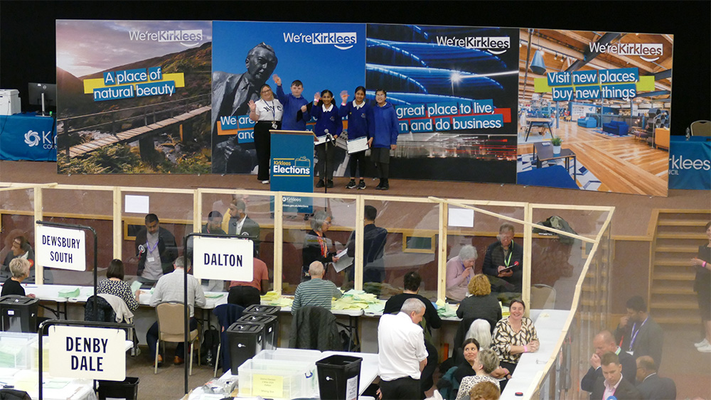 We’re delighted to welcome children from Westmoor Primary School in Dewsbury to the Kirklees election count.🗳️ Young citizens have been taking part in activities here today, as part of our #DemocracyFriendly schools programme. #LocalElections2024
democracyfriendly.org.uk