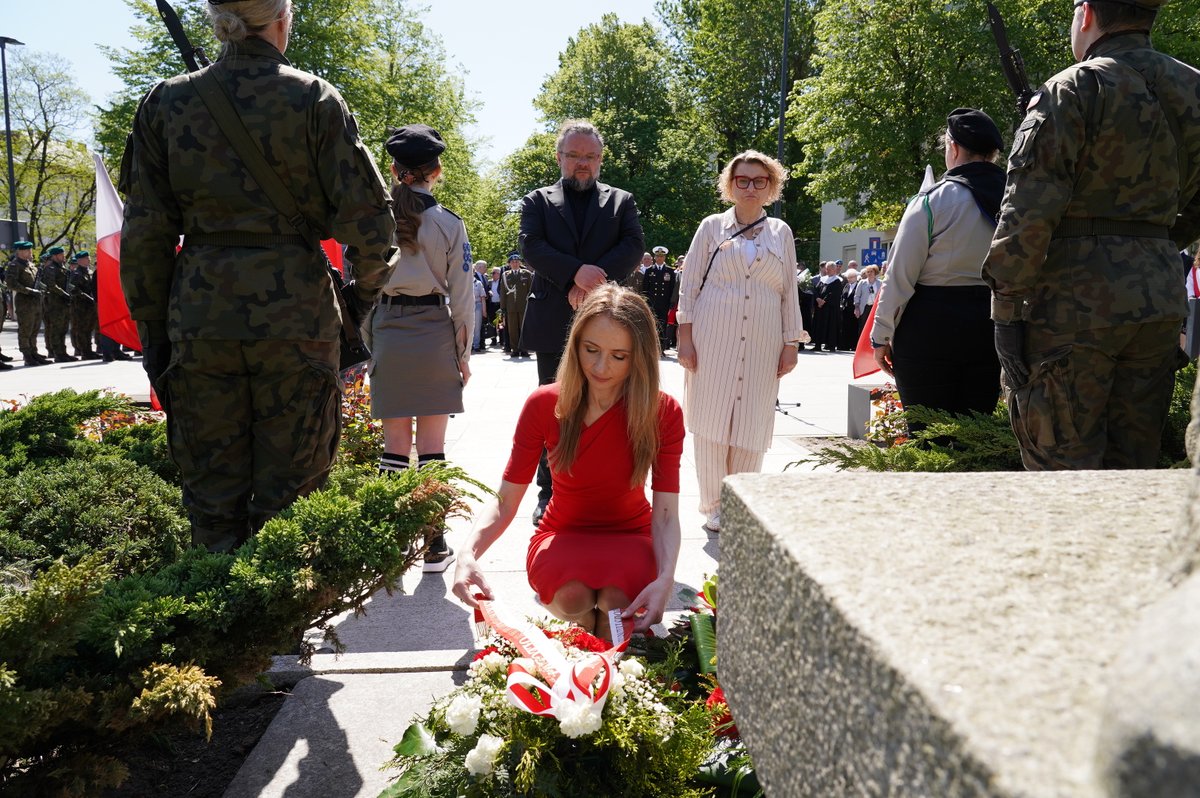 📸 Ministra @AgaBak wzięła udział w #Słupsk w uroczystości z okazji 233. rocznicy uchwalenia #Konstytucja3Maja i złożyła kwiaty przed pomnikiem Jana Kilińskiego. ℹ️ Uroczystość rozpoczęła się od podniesienia flagi Rzeczypospolitej Polskiej🇵🇱 i wspólnego odśpiewania hymnu 📜…