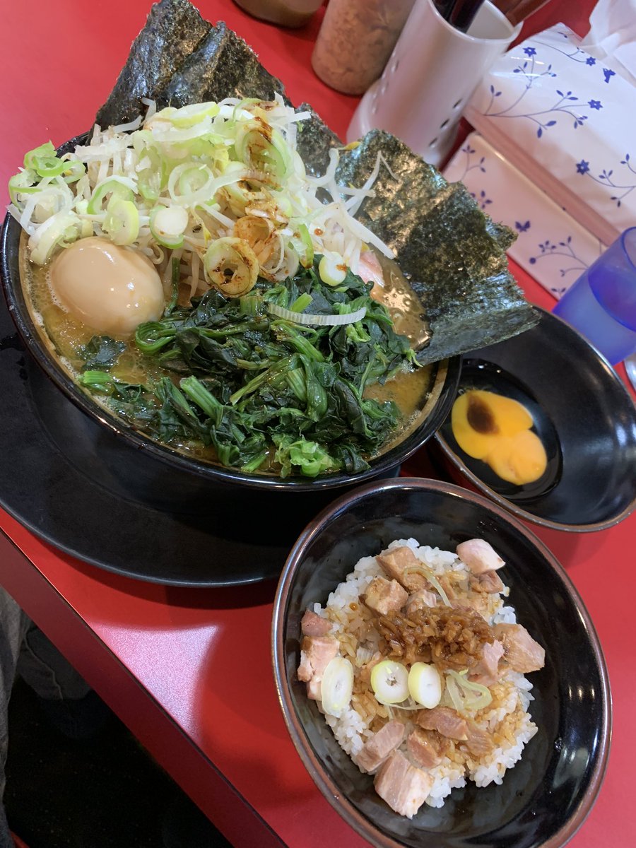 #とらきち家
ラーメン🍜
ねぎもやし
ほうれんそう
生🥚
🈂️🥚
半賄い🍚
仕事終わりの🌉ご飯。今日は暑かったからキレキレスープが体に沁みるー💃

とらきち家さんごちそうさまでしたー😋