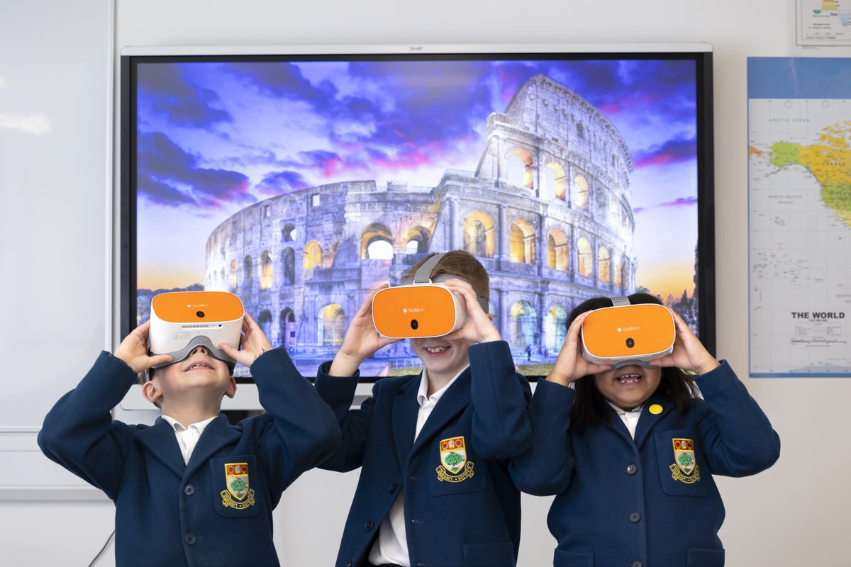 😁Feel-good Friday news ahead of a long weekend! 🕰J3 visited The John Shaw Science Wing in the Senior School to travel back in time to Ancient Rome through the power of Virtual Reality! 🚀 Read all about it here: highschoolofglasgow.co.uk/latest-news/~b… #HSOGJoyofLearning #HSOGJunior #HSOG900