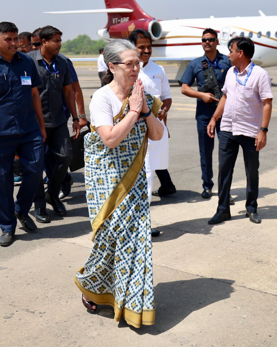 That’s an expensive telia rumal saree. Even at this age she wears a peep toe heals is great.